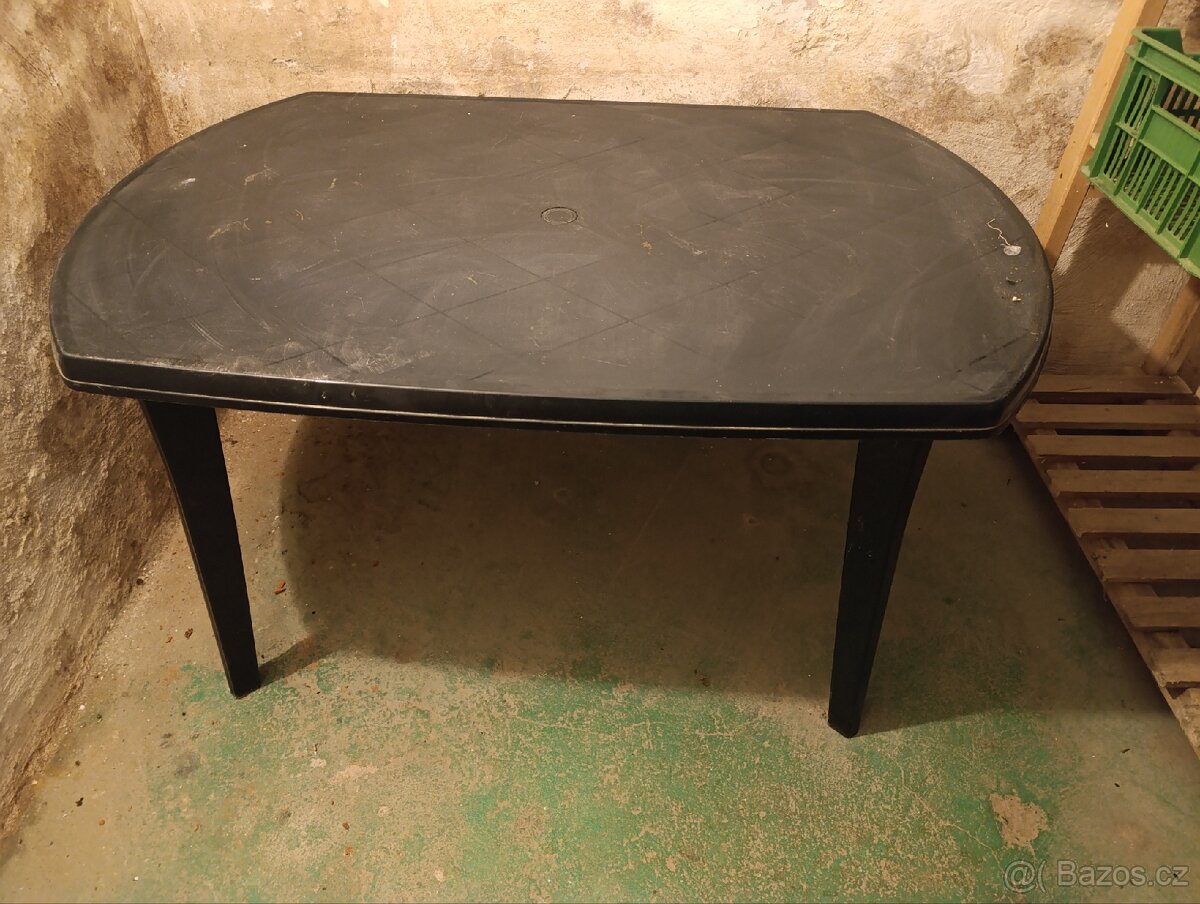 Plastový stůl - 2