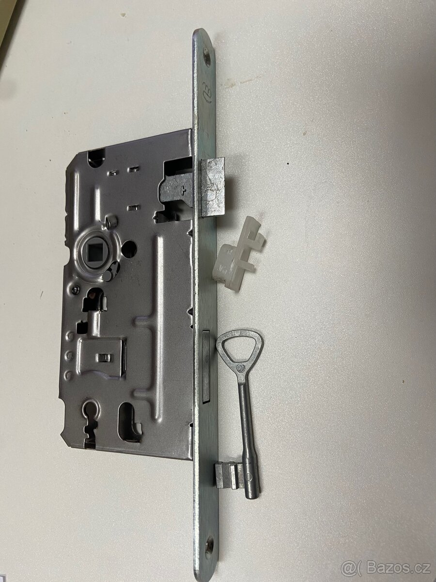 Zadlabací zámek - 2