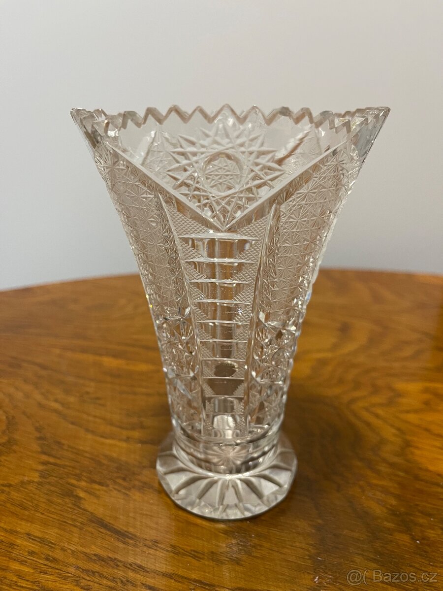 Broušená skleněná vázička - 2