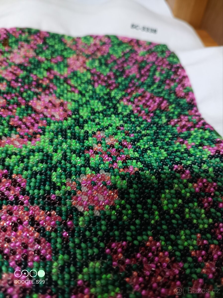 Obrázek je vyšívaný korálky, ruční práce. - 2