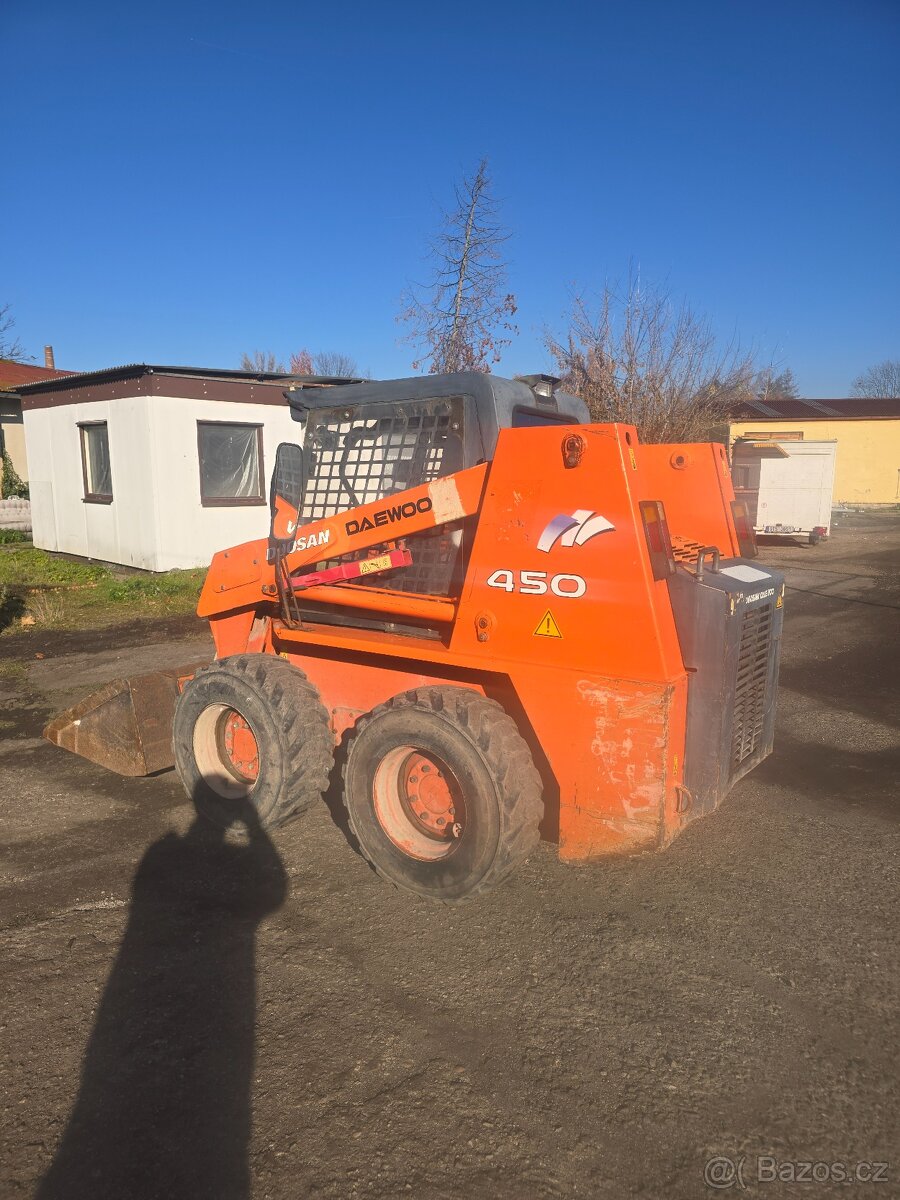 Smykový nakladač Doosan 450 - 2