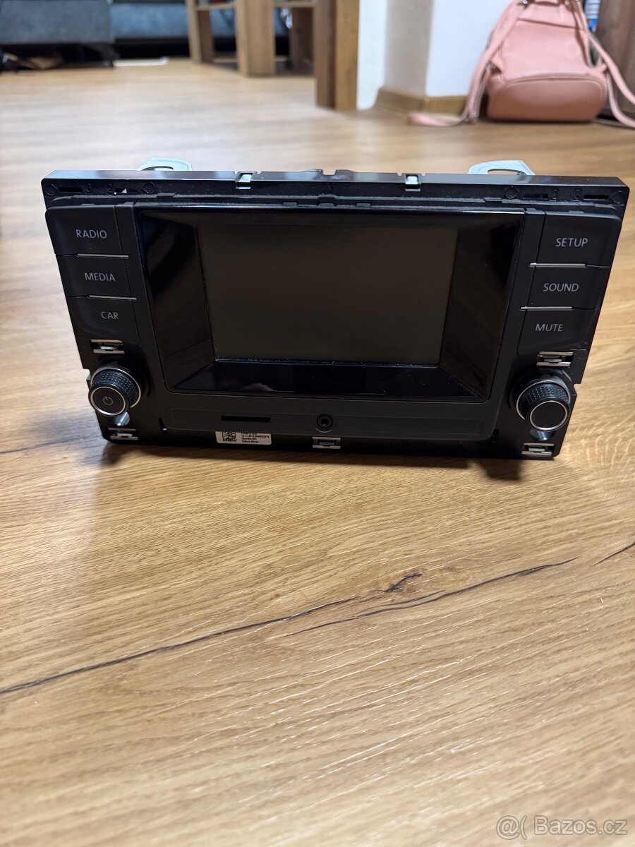 VW Golf 7 original radio včetně rámečku - 2