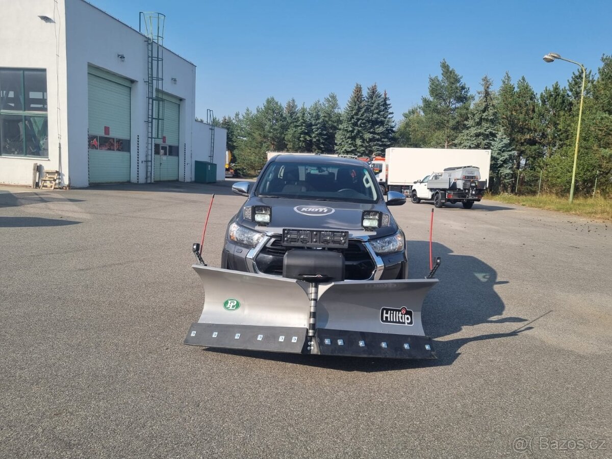 Toyota Hilux + radlice + sypač - 2