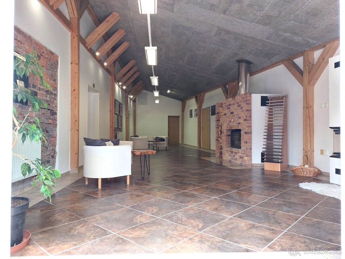 Pronájem obchodních prostor o celkové ploše 105 m2 s kancelá - 2