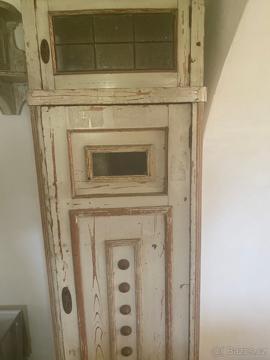 Starožitná skříň s policemi - 2