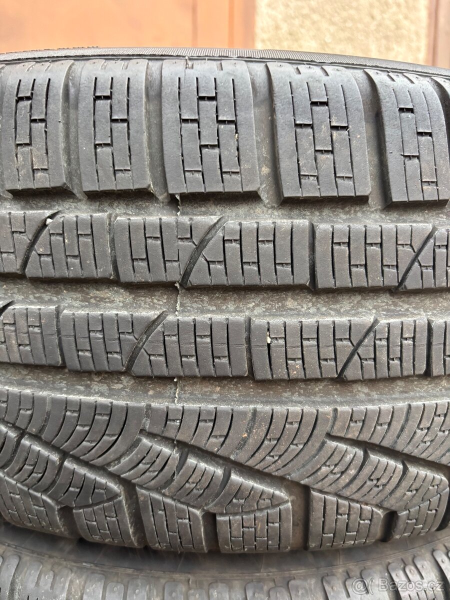 Zimní PIRELLI 235/55 R 18 SOTTOZERO dot.24 - 2
