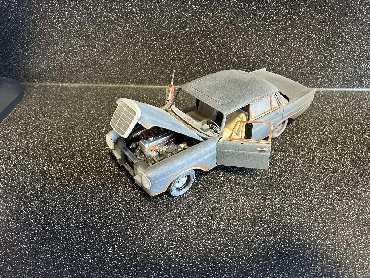 Mercedes Benz W111 220 SE heckflosse barn find 1:18 - 2