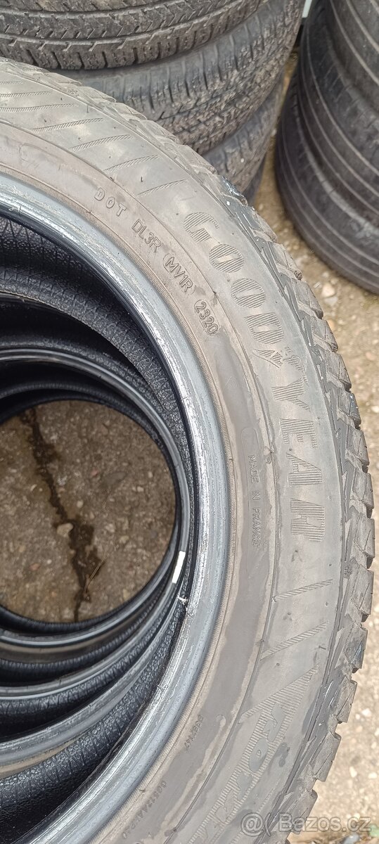 Goodyear 215/55R17 94V Celoroční - 2
