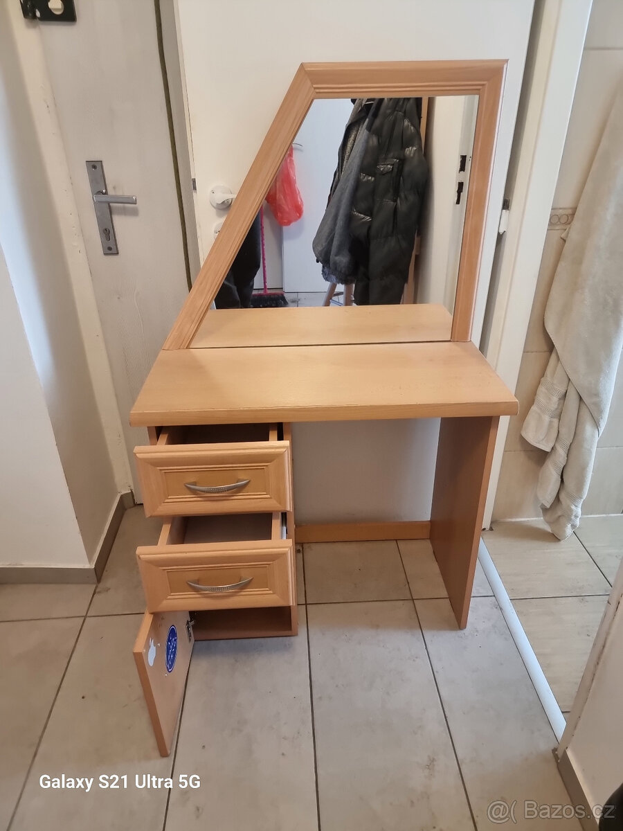 Kosmetický stolek - 2