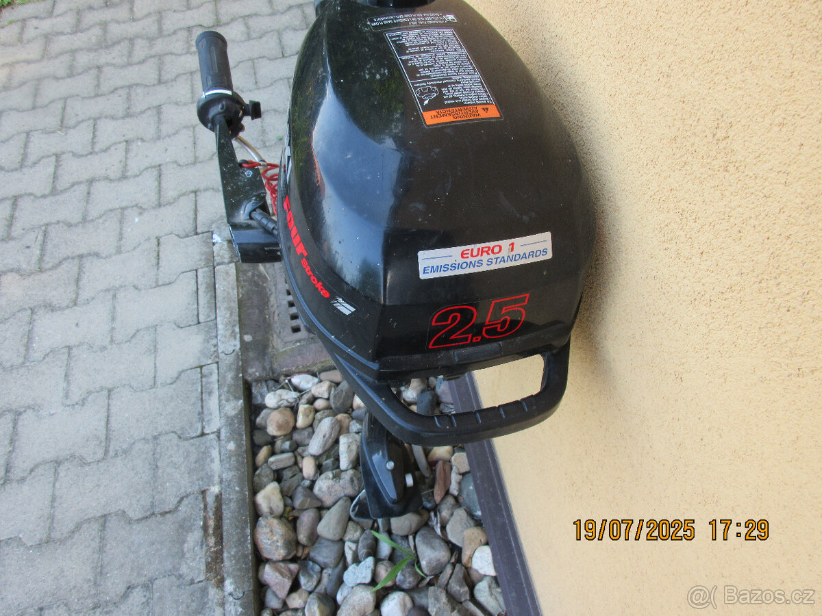 Prodám lodní závěs. motor Suzuky 4 takt 2,5 Hp - 2