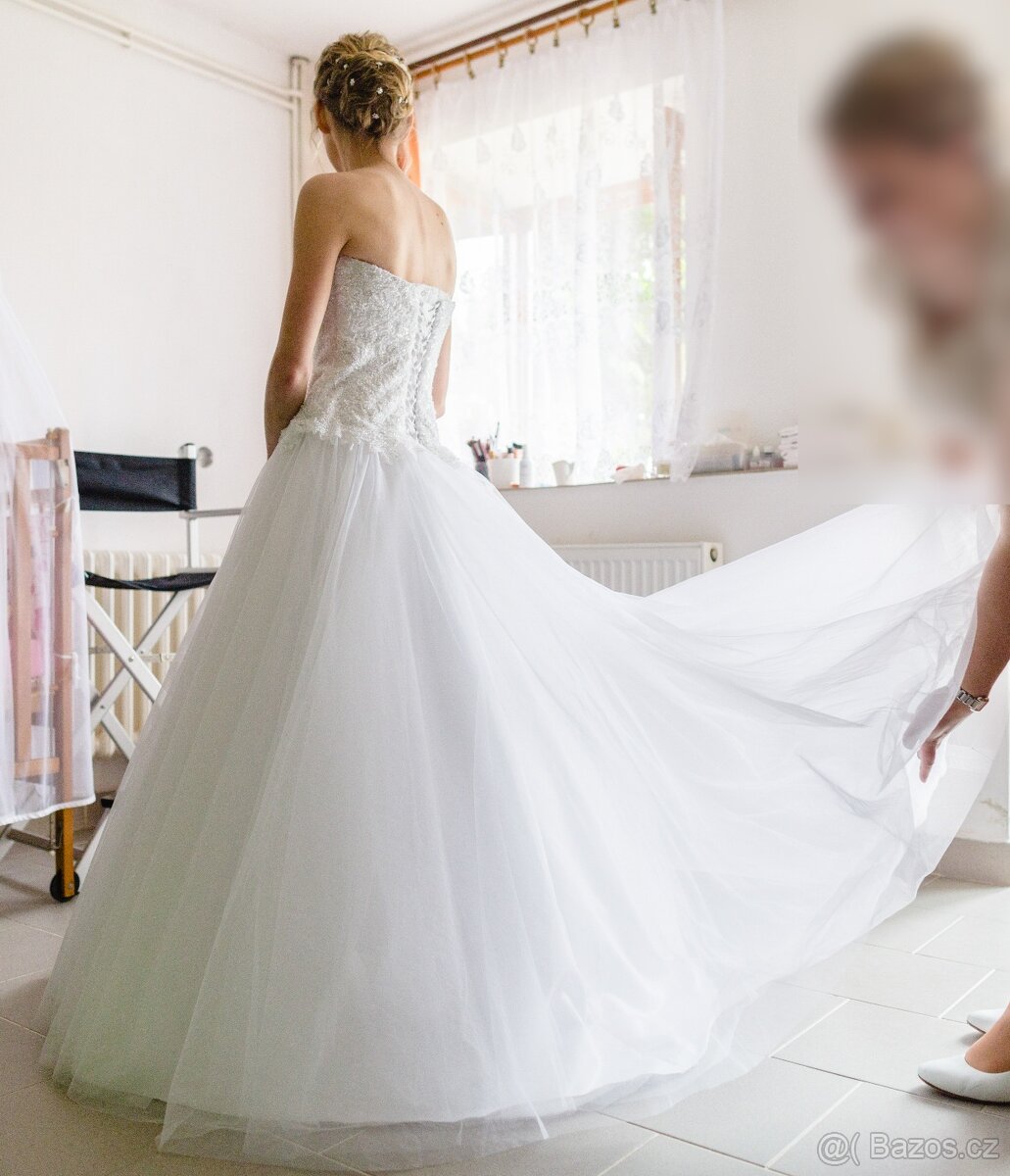 Bílé svatební šaty s obručemi - 2