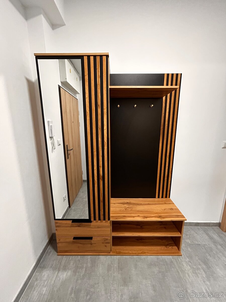 MODERNÍ PŘEDSÍŇOVÁ STĚNA – TOP STAV, JAKO NOVÁ - 2
