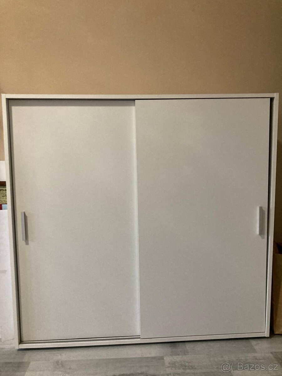 Komoda se šoupacími dveřmi - 2