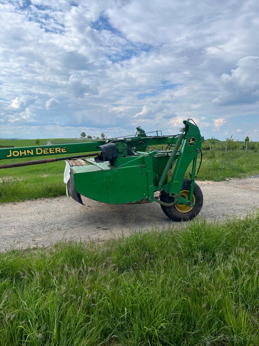 Tažená sekačka John Deere 530 - 2