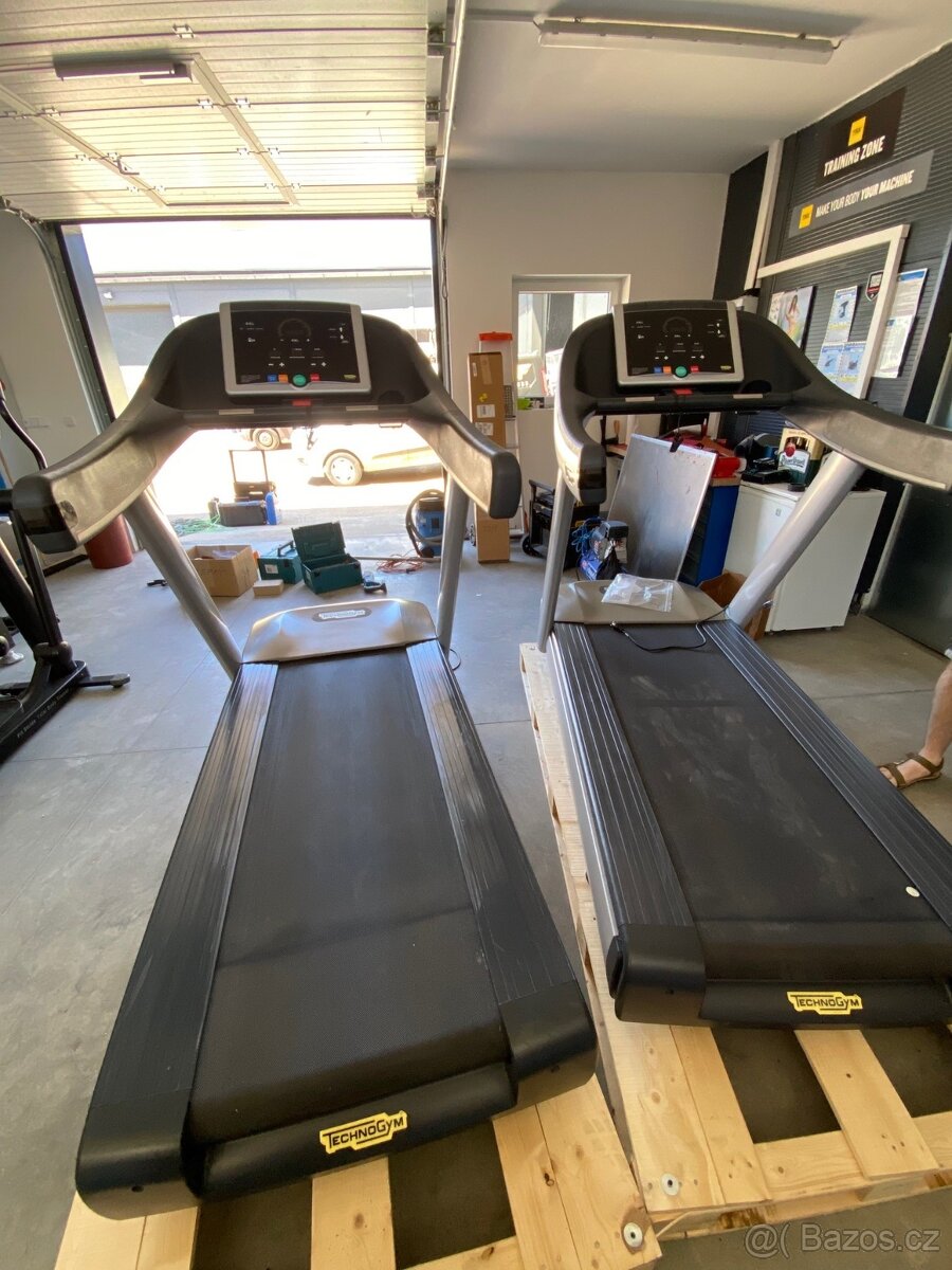 Běhací pás Technogym (2 ks) - lze zakoupit po 1 ks - 2