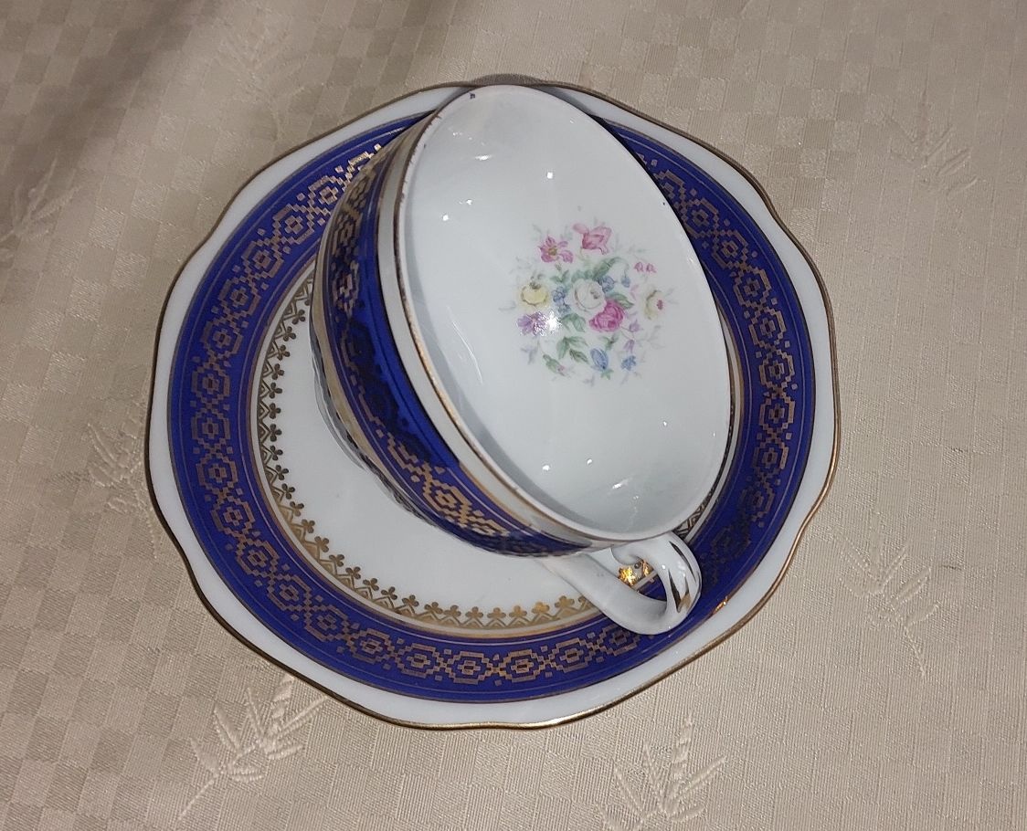 Čajová souprava z karlovarského porcelánu. - 2
