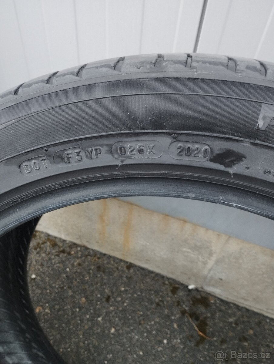 Pneu Michelin 245/45/19 (102Y) - 2