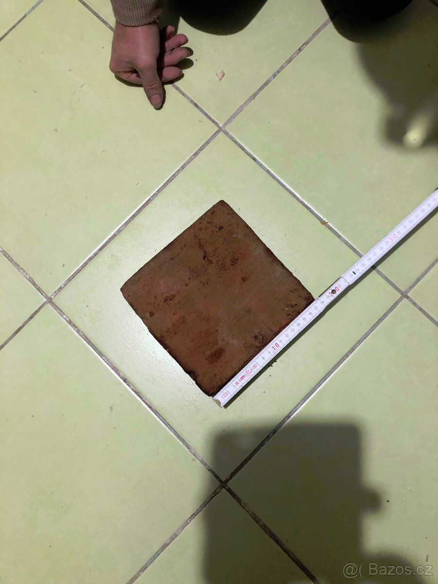 půdovky z půdy snesené vypálené cihly čtvercové - 2