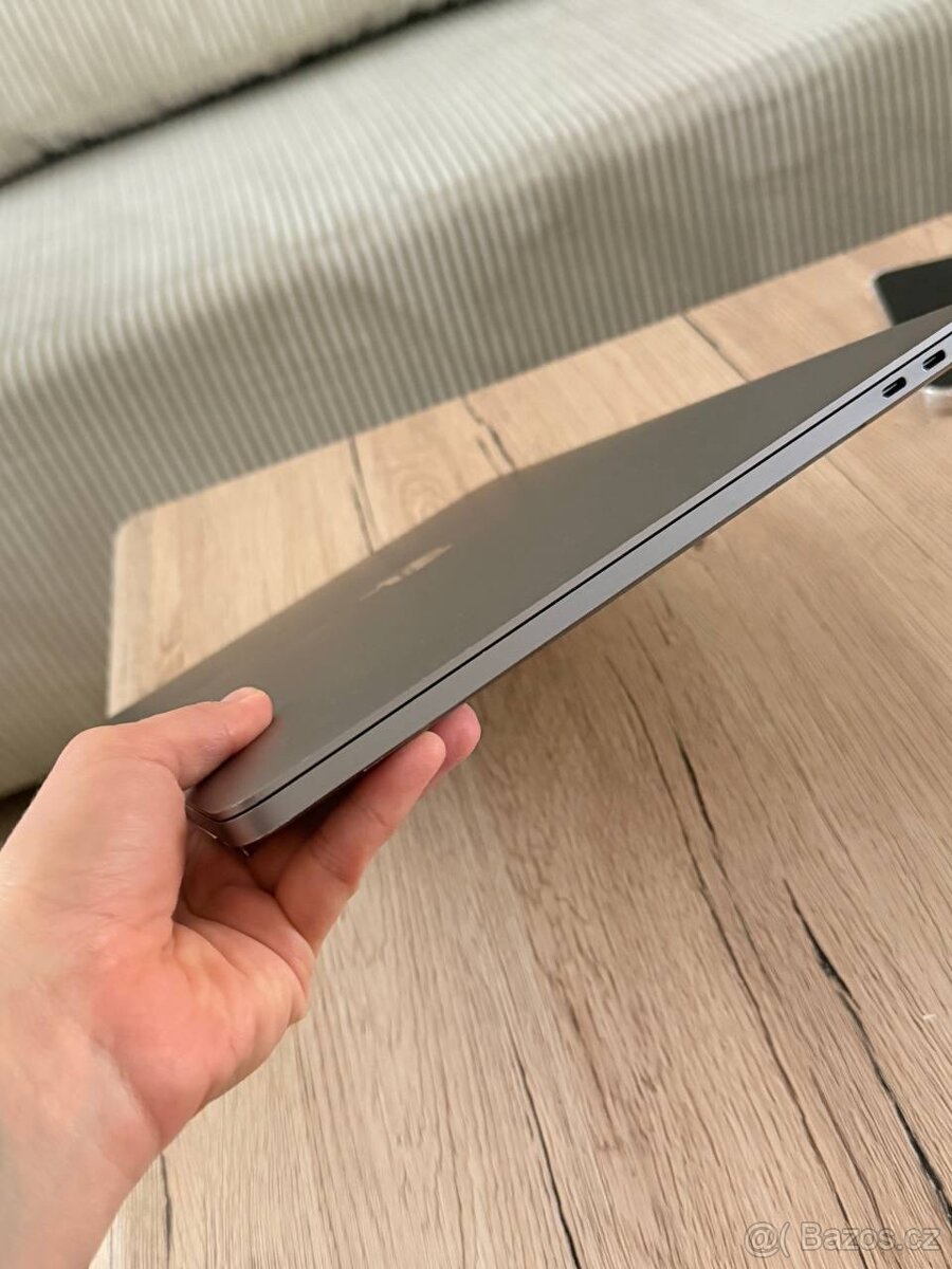 MacBook Pro 2019 s Touch Barem - 2