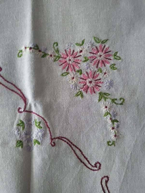 Ručně vyšívaný ubrus - 2