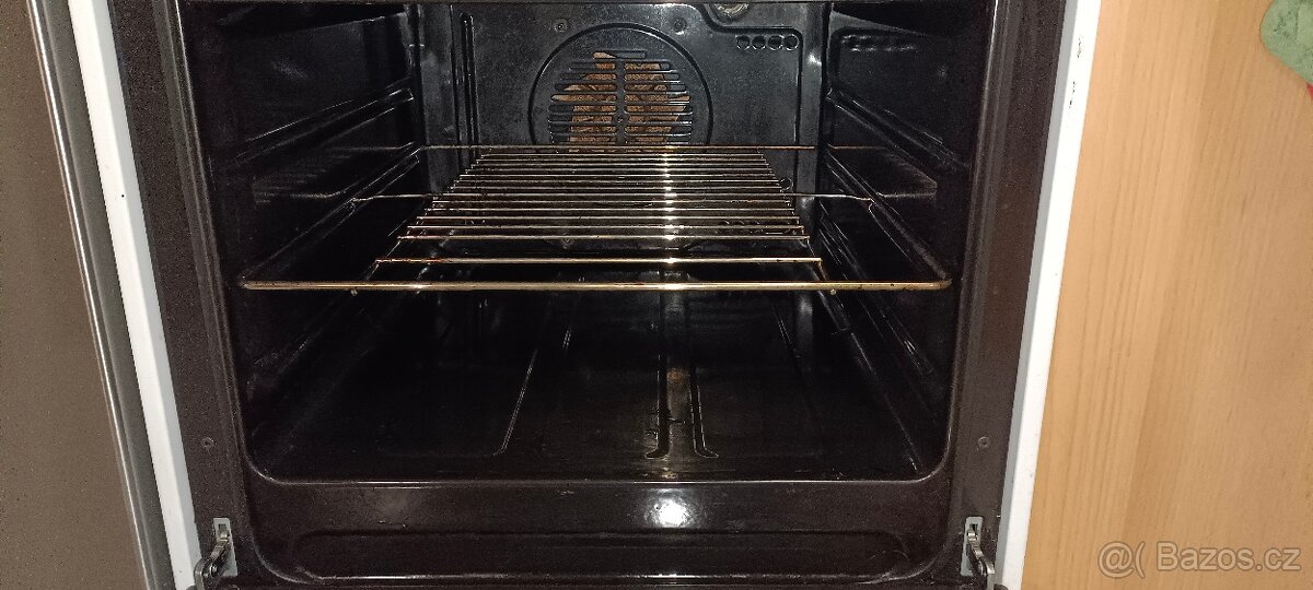 Prodám elektrický sporák Zn. Mora - 2