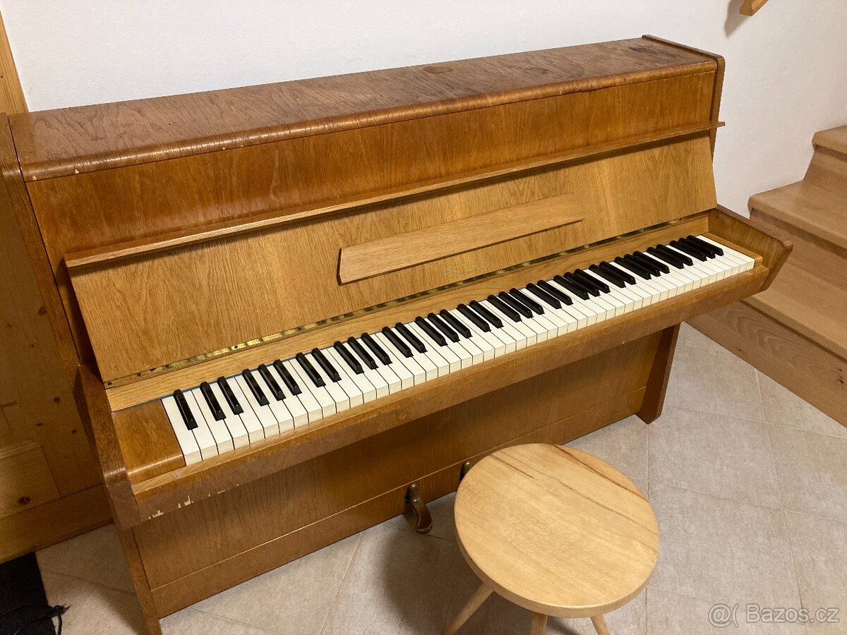 Prodám pianino Petrof model 103 včetně židličky - 2