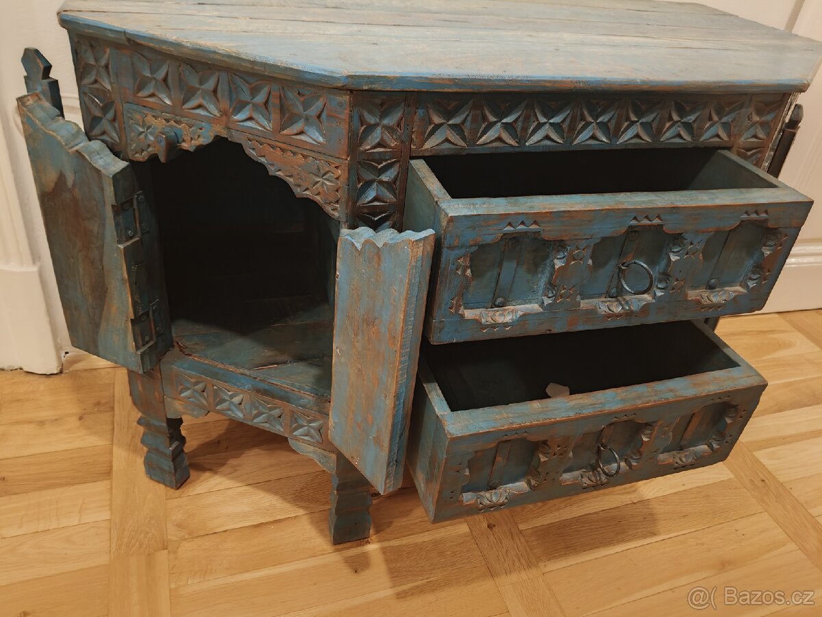 Starožitná nízká skříňka - 2
