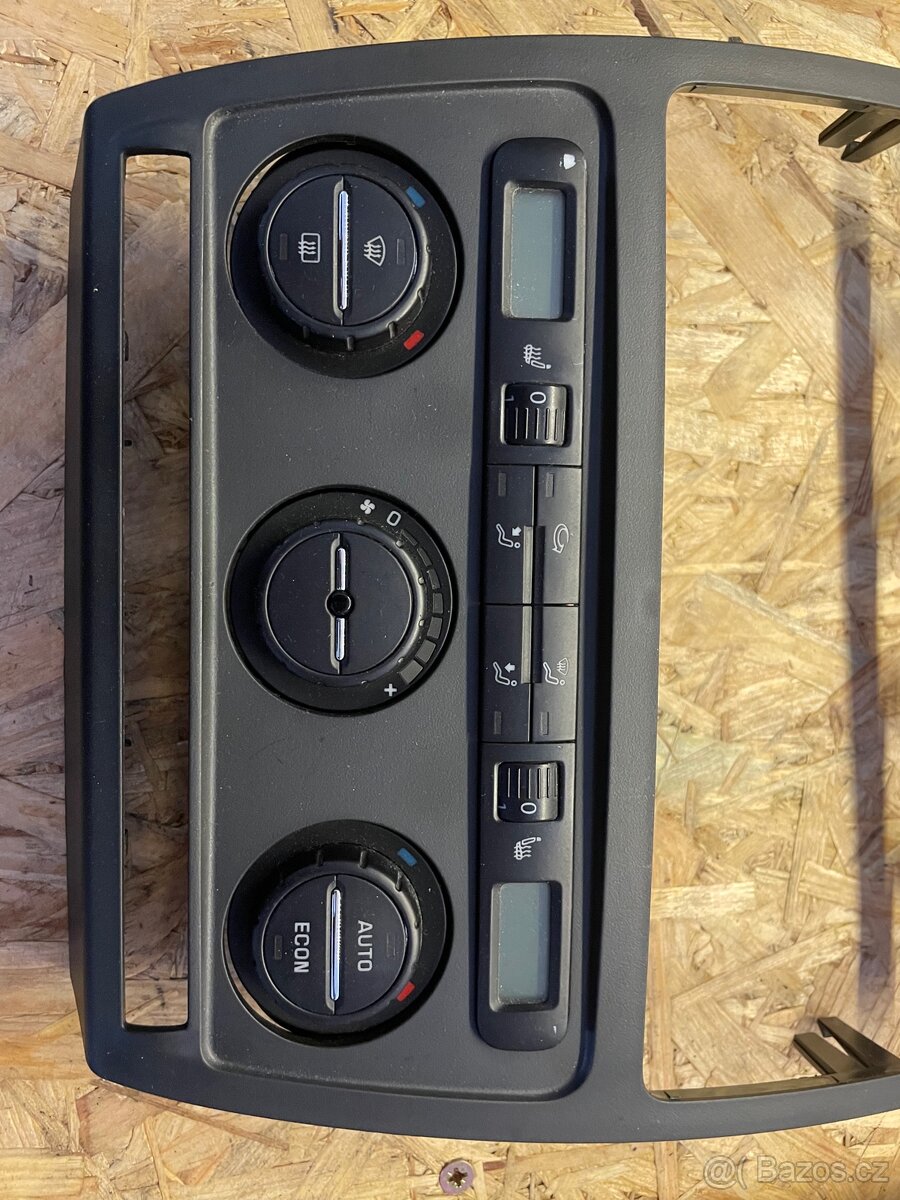 Prodám rámeček na Octavii +ovl. Klimatizace - 2