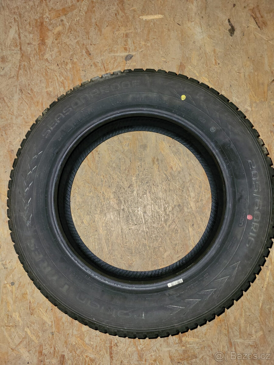 Prodám celoroční pneumatiky Nokian TYRES SEANSOPROOF 205/60R - 2