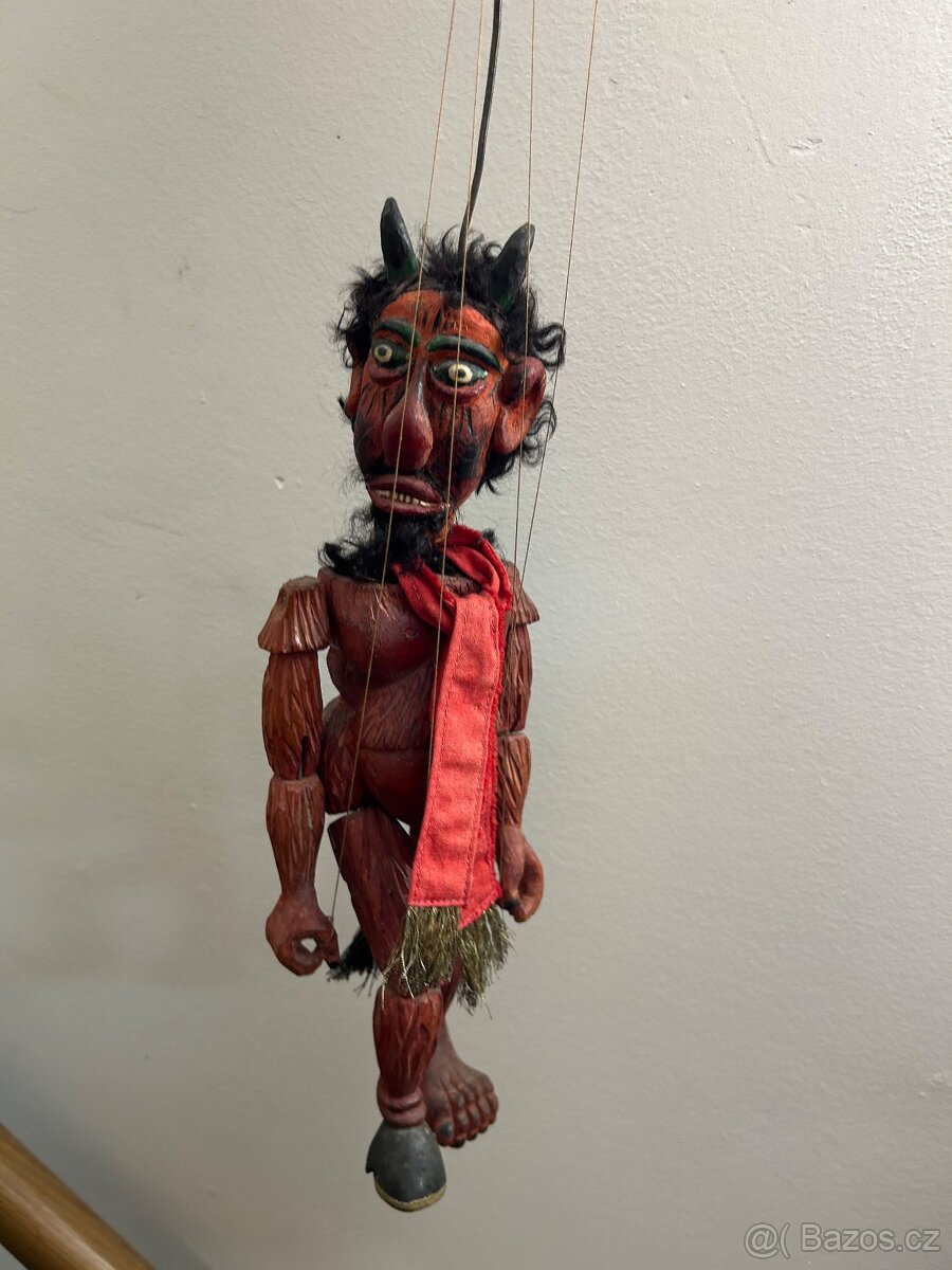 vyřezávaná loutka marioneta čert vyřezávaná ze dřeva - 2
