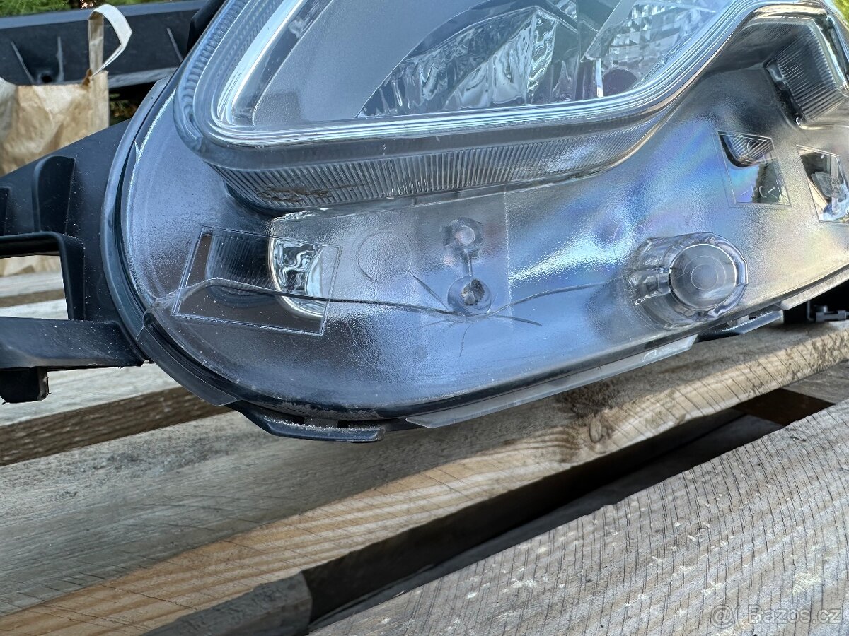 Levé přední světlo Peugeot 2008 před facelift - 2