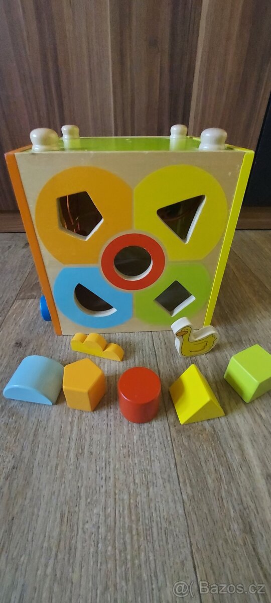 Interaktivní dřevěná kostka pro vkládání různých tvarů - 2