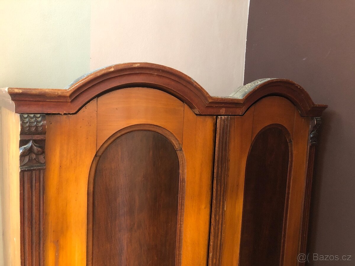 Starožitná skříň - 2