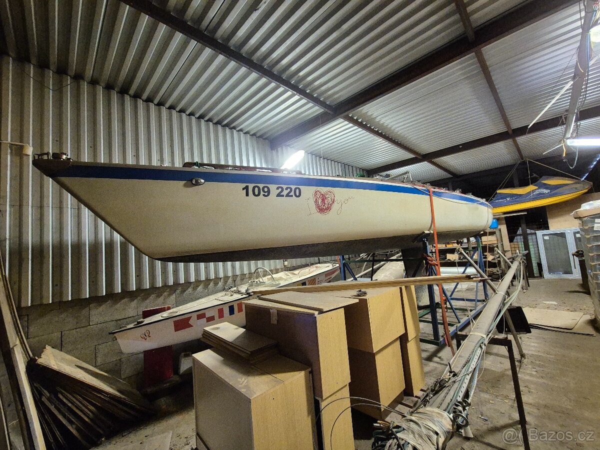 závodní plachetnice, Akros 75 - 2