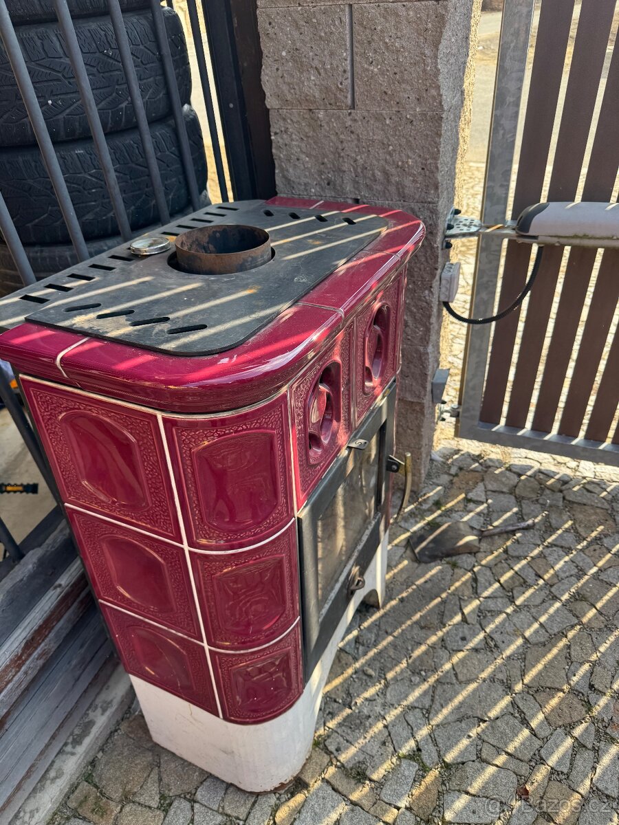 Krbová kamna kachlová s výměníkem . - 2