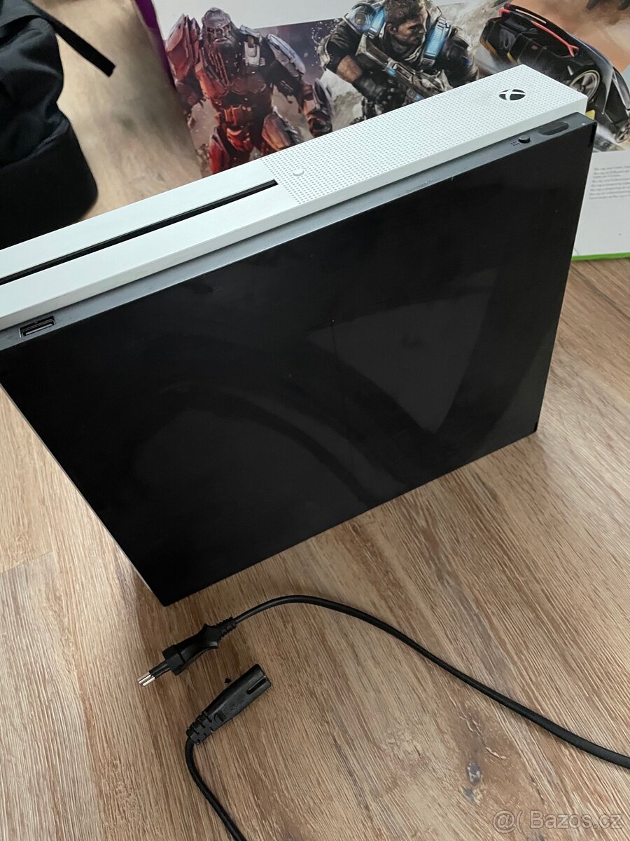 Prodám Xbox one S 1TB+F1 2020 - 2