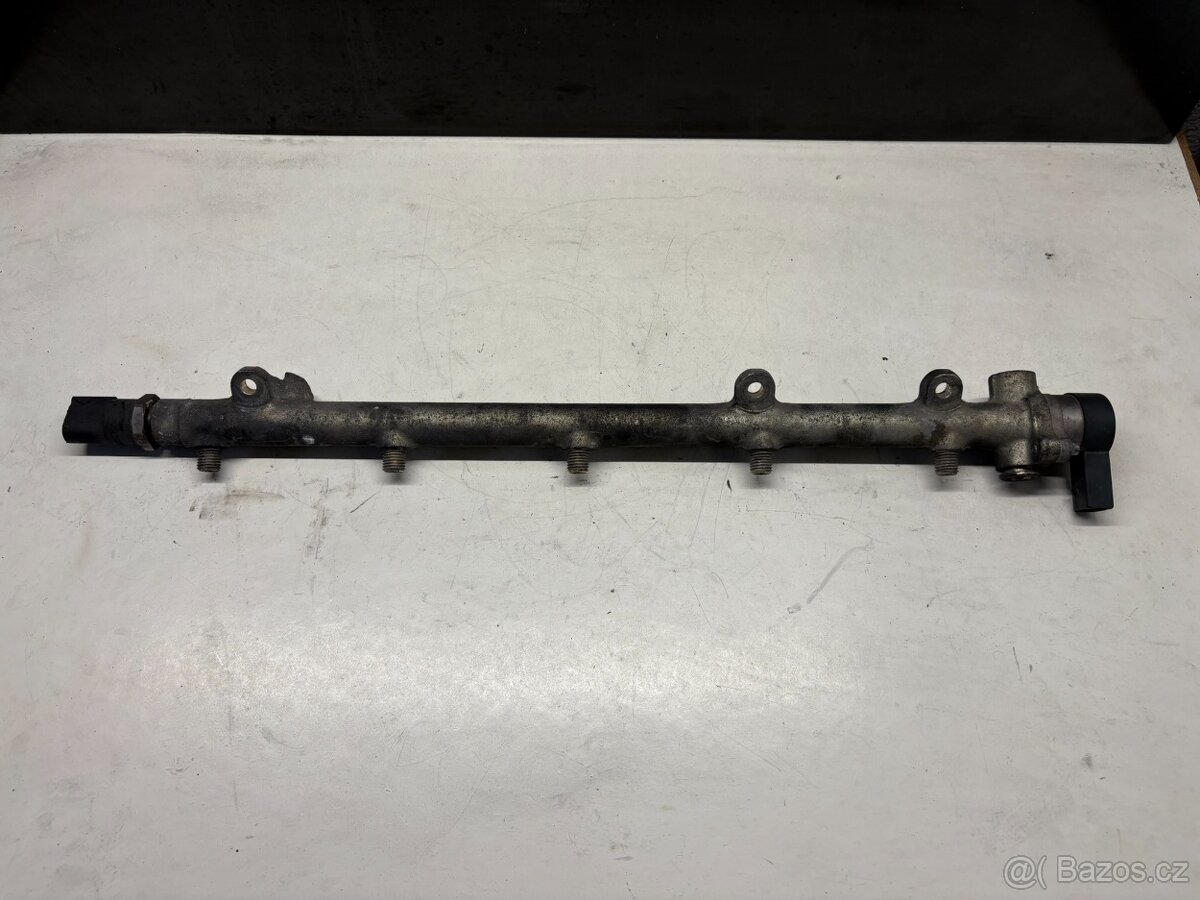 //Vstřikovací lišta Mercedes 2.2/2.7/3.0CDI // - 2