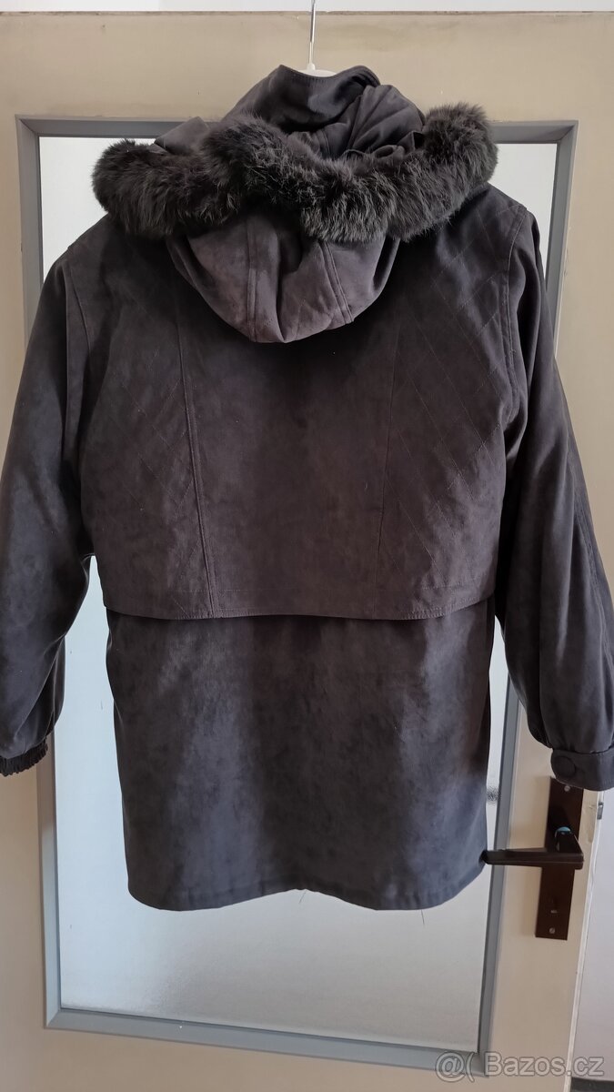 bunda zimní s kapucí s kožešinovým lemem - 2