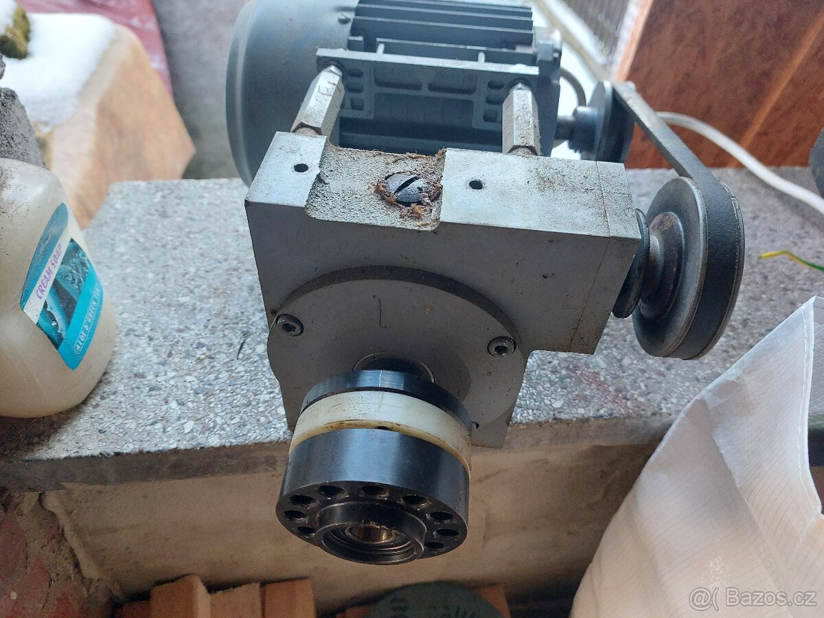 Elektromotor s úhlovou převodovkou - 220V/250W... 54ot./min. - 2