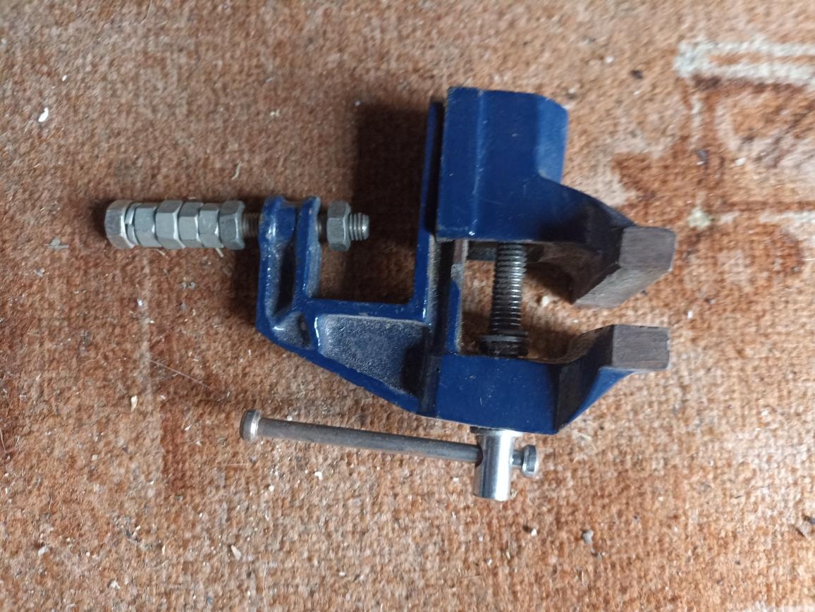 Malý svěrák nebo retro svítilna - 2