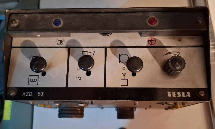 Modrý i oranžový maják s AZD 501 - 2