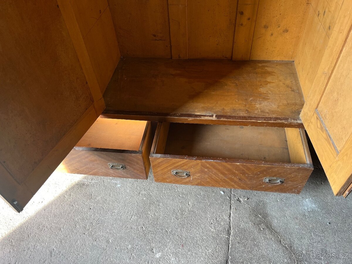 Starožitný nábytek - 2