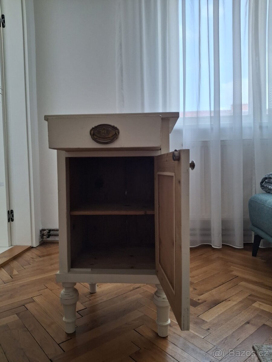 Starožitný noční stolek - 2