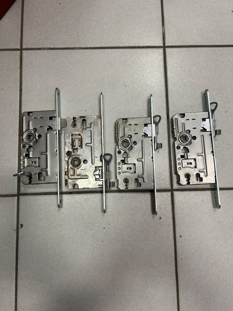 Zadlabací zámek - 2