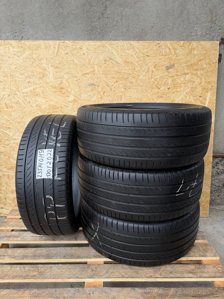 Prodám 235/40/19 letni pneu - 2