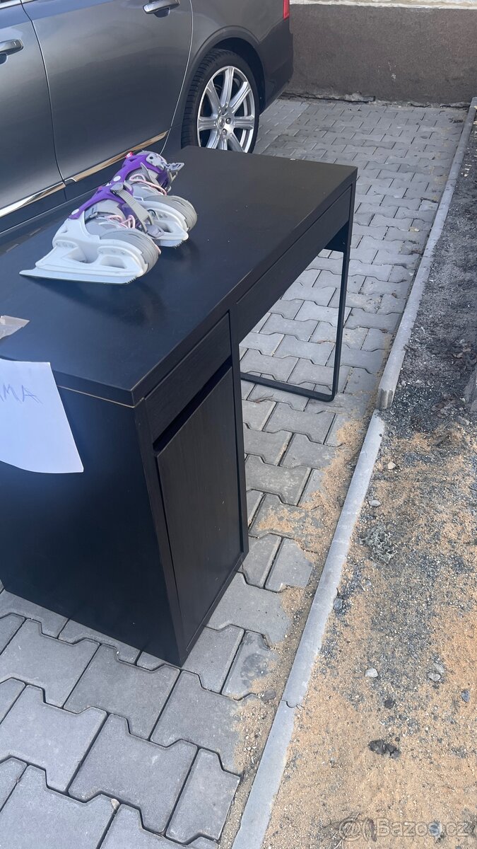 Psací stůl a brusle. - 2