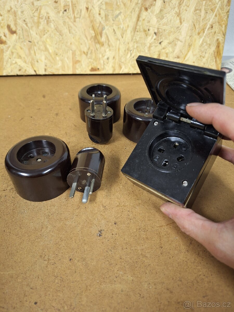 Atypické bakelitové zásuvky a vidlice s plochými kolíky - 2