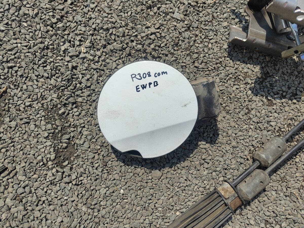 Peugeot 308 - víčko nádrže, páka ruční brzdy... - 2