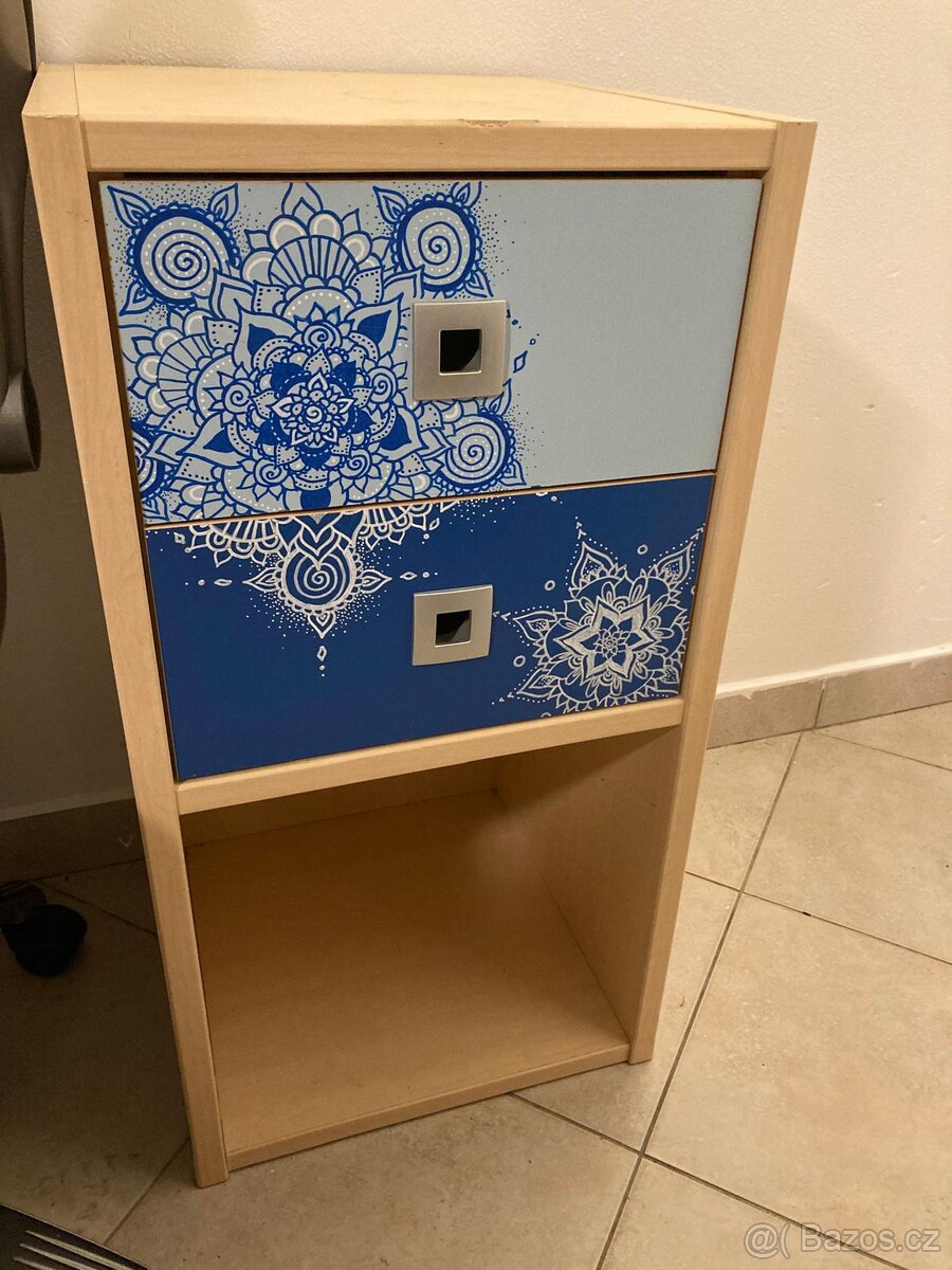 set nábytku - stůl a skřínka - 2