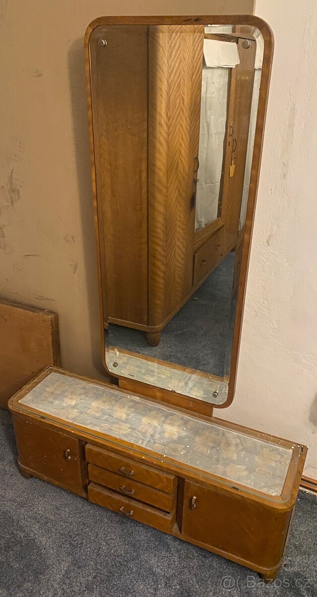 Starý dřevěný nábytek - 2